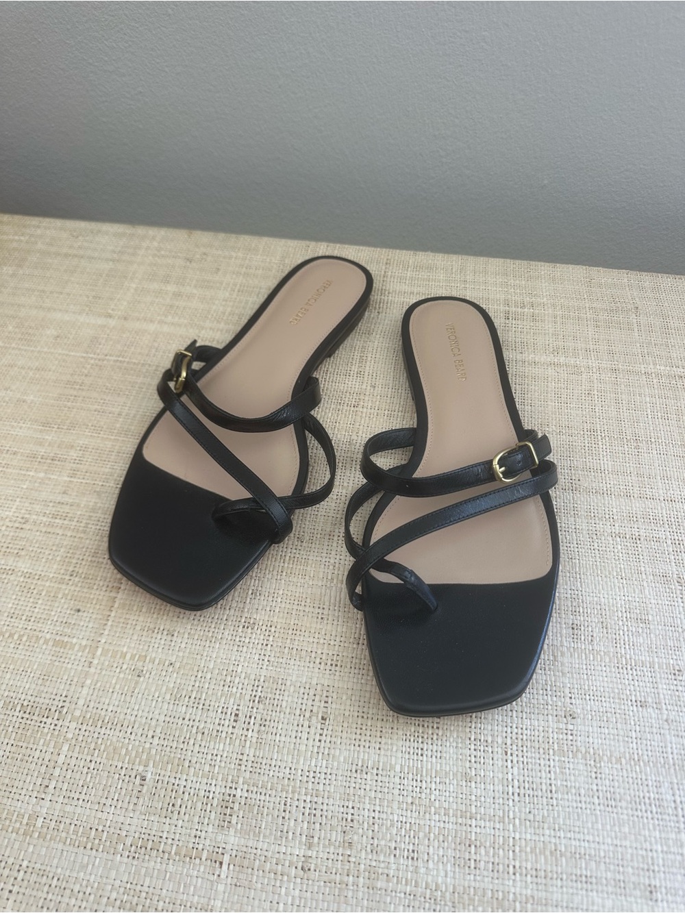 Veronica Beard Black Leather Slim Toe-Loop Sandals - Picture 2 of 4